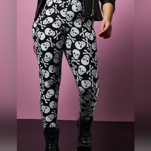 NWT Torrid Size 3, Betsy Johnson SKULL Leggings